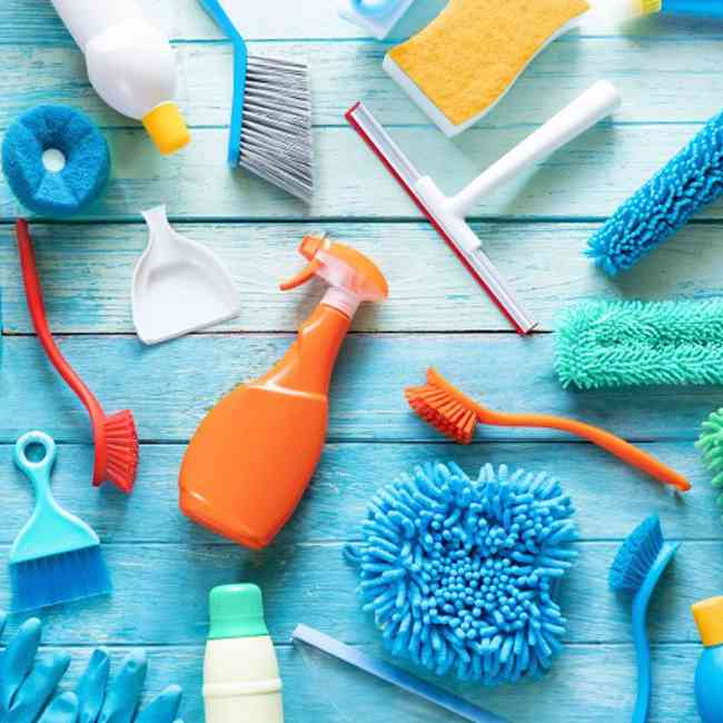 không nền dùng chất tẩy rửa mạnh và bàn chải để chà sát vệ sinh sextoy