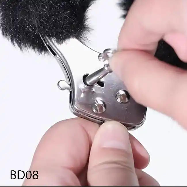 Còng tay số 8 có khóa chắc chắn như thật