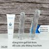 Xoa 1 chút gel bôi trơn lên thân sex toy